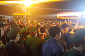 Toàn cảnh biển người chen lấn, “cướp lộc” đêm Khai ấn đền Trần