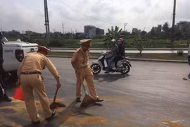 Quảng Ninh: CSGT “đội nắng” lấp vết dầu, tránh nhiều phương tiện trượt ngã 