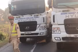 Dàn hàng xe tải chặn quốc lộ, tài xế “cướp” giấy tờ CSGT