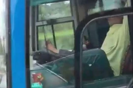 Đề nghị xử lý tài xế lái xe khách bằng chân ở Cà Mau