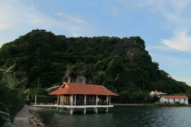 Hàng loạt công trình trái phép bức tử vịnh Bái Tử Long: Xử lý thế nào?