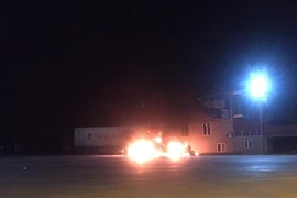 Xe container bốc cháy ngùn ngụt tại bãi đỗ xe gần cây xăng