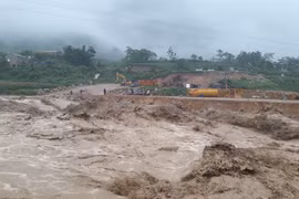 Mưa lũ ở Tây Bắc: Sạt lở đất vùi lán, công nhân thi công cầu đường tử vong