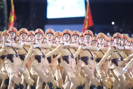 Ấn tượng màn diễu binh đêm sơ duyệt của lực lượng Công an nhân dân