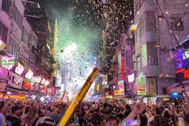 TPHCM: Pháo hoa rực sáng bầu trời phố Tây Bùi Viện chào năm mới 2025