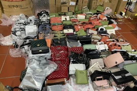 Đột nhập tổng kho hàng chục vạn hàng giả LV, Gucci, Chanel của đại gia ở Lào Cai