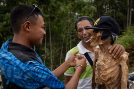 Tục đào thi hài lên tắm rửa, cho ăn