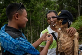 Tục đào thi hài lên tắm rửa, cho ăn