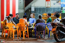 TPHCM tiếp tục hạn chế tụ tập trên 20 người, quán bar, spa, rạp chiếu phim