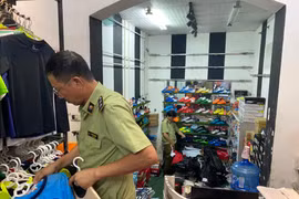 Thu giữ 1.547 sản phẩm có dấu hiệu giả hiệu Adidas và Manchester United