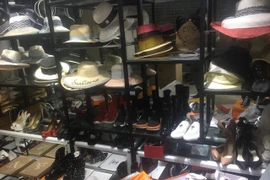 Tạm giữ hơn 1.600 sản phẩm nghi nhái thương hiệu Burrbery, Nike, Adidas, Gucci, Chanel, LV