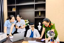 Tháo gỡ biển hiệu phòng khám “chui“ tại Gia Lai