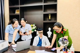 Tháo gỡ biển hiệu phòng khám “chui“ tại Gia Lai