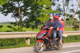 Chưa hết nghỉ lễ, người dân lỉnh kỉnh đồ đạc về Hà Nội sớm