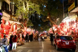 Tết Quý Mão 2023 đã rộn ràng trên phố Hàng Mã