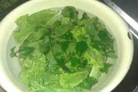 Khi rửa rau cho thêm thứ này vào nước mới khử được mọi hóa chất