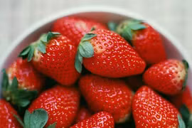 Làm trắng răng với thực phẩm dễ kiếm