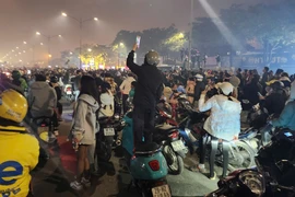 Hà Nội: Muôn kiểu xem bắn pháo hoa chào 2025 “độc lạ” ở Mỹ Đình