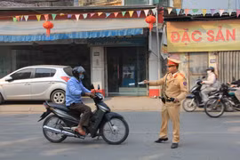 Vượt đèn đỏ... còn “ăn vạ” đòi giấy phép lái xe 