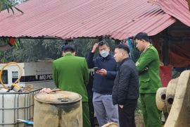 Người dân dựng rào chặn mỏ khoáng sản của Công ty Sông Biển