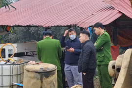 Người dân dựng rào chặn mỏ khoáng sản của Công ty Sông Biển