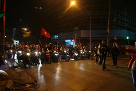 ĐT Việt Nam vô địch: Người dân xuống đường “đi bão” nhưng không quên đèn đỏ