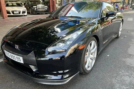 Đại gia Đặng Lê Nguyên Vũ khoe Nissan GT-R gần 9 tỷ đồng ở Sài Gòn