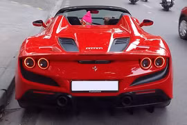 Hot girl tóc đỏ cầm lái Ferrari F8 Spider bạc tỷ ở Hà Nội
