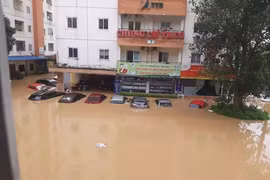 Hàng loạt ôtô chìm trong nước ở Thái Nguyên