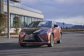 Lộ diện Lexus RZ 450e 2023 hoàn toàn khác biệt