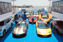 Choáng ngợp chuyến phà chở dàn siêu xe trăm tỷ của Hoàng Kim Khánh