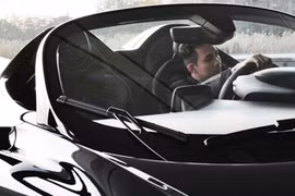 Minh Nhựa lái siêu phẩm McLaren Elva gần 190 tỷ trên đường phố TPHCM