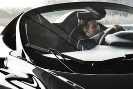 Minh Nhựa lái siêu phẩm McLaren Elva gần 190 tỷ trên đường phố TPHCM