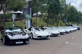 “Bua cafe” Đặng Lê Nguyên Vũ bỏ tiền tỉ "trưng" siêu xe tại Gumball 3000