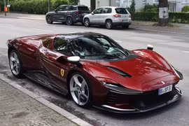 Siêu xe Ferrari Daytona SP3 màu sơn đỏ rựơu vang sang trọng