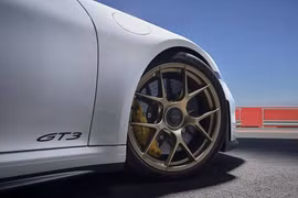Porsche 911 GT3 2025 cái tiến nhẹ, có giá hơn 5,6 tỷ đồng