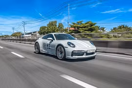 Đàm Thu Trang nay tự tin cầm lái Porsche 911 Sport Classic