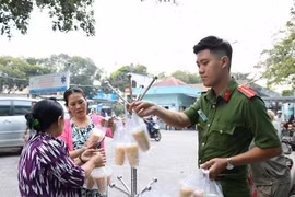 Công an tại TP HCM nấu cháo giúp bệnh nhân nghèo