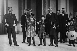 Ông vua nào bị bố vợ gọi là "đồ bất lực vô hậu"