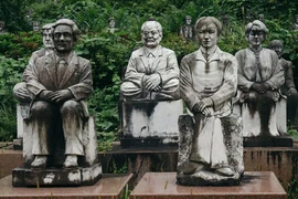 Sởn gai ốc với 800 bức tượng đá 'theo dõi' mọi hành động của bạn