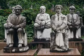 Sởn gai ốc với 800 bức tượng đá 'theo dõi' mọi hành động của bạn