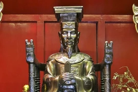 Vị vua nào có tới 4 vợ là người ngoại quốc?