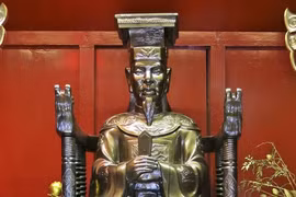 Vị vua nào có tới 4 vợ là người ngoại quốc?