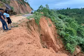 Lâm Đồng: Quả đồi xuất hiện vết nứt lớn, nguy cơ sạt lở