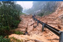 Cận cảnh sạt lở nghiêm trọng trên đèo Khánh Lê đi Đà Lạt 