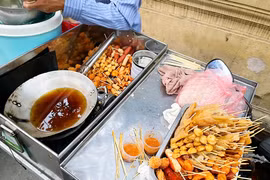 Đồ ăn vặt cổng trường gắn liền với hiểm họa về an toàn thực phẩm