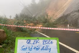 Khánh Hòa: Cận cảnh sạt lở nghiêm trọng trên đèo Khánh Lê đi Đà Lạt 