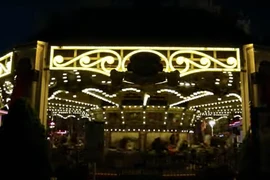 Lạnh gáy hồn ma cưỡi ngựa, đi lại vất vưởng trong công viên 