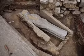 Mở quan tài dưới Nhà thờ Đức Bà Paris, tái mặt thấy cảnh tượng này