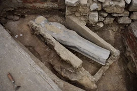 Mở quan tài dưới Nhà thờ Đức Bà Paris, tái mặt thấy cảnh tượng này